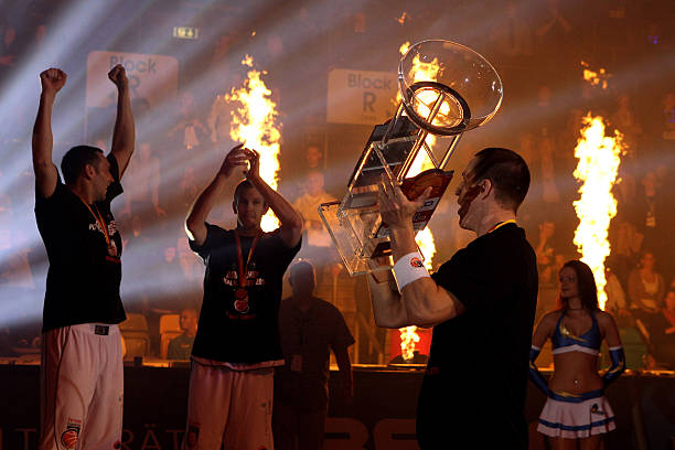 不仅着重于 不仅着重于